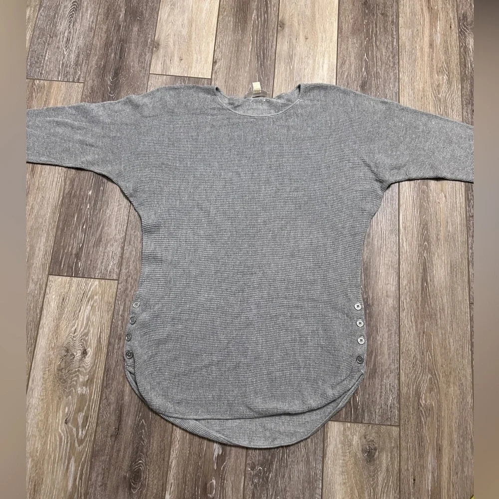 #20)   Michael Kors lightweight sweater with button point Size medium excellent.